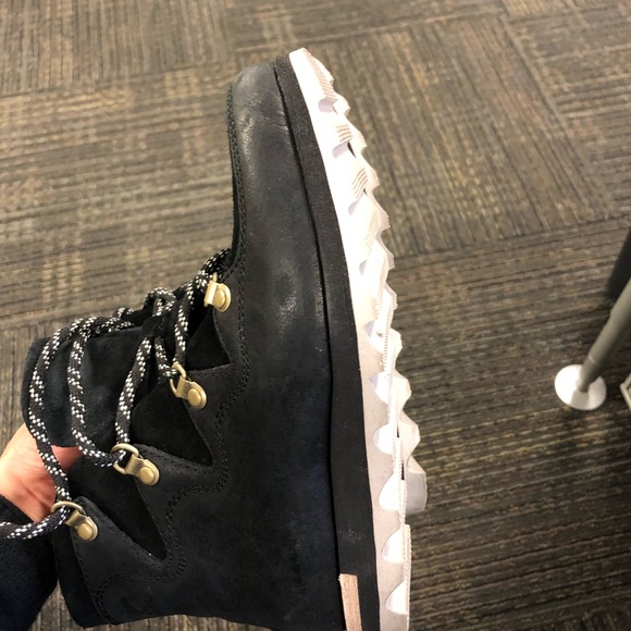 Sorel Wedge Sneaker Boots size 5.5